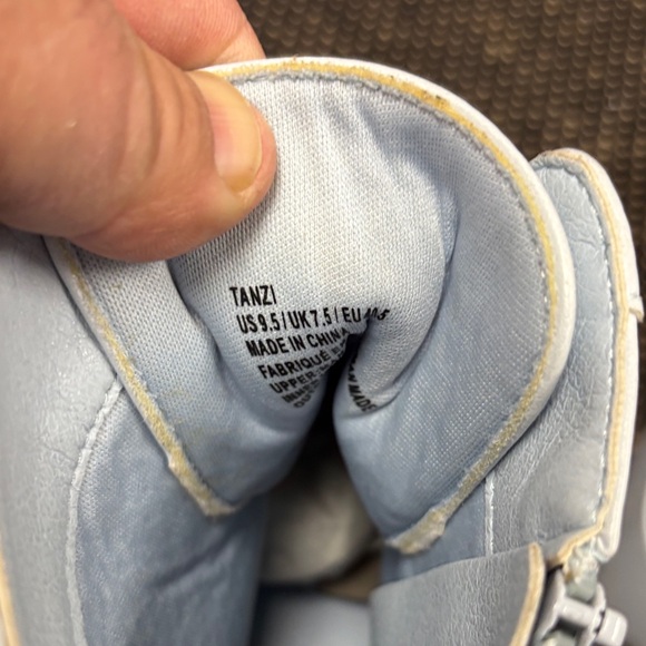 Stylish White Women's Boots size 9.5 - Picture 8 of 8